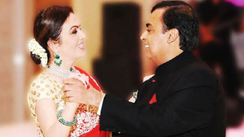 ১৯৮৫ সালে ভারতের সবচেয়ে ধনী পরিবারে বিয়ে হয় নীতা অম্বানীর। বিয়ের ঠিক এক বছর পর নীতা অম্বানী জানতে পেরেছিলেন তাঁর কিছু শারীরিক সমস্যা রয়েছে। যার জন্য তিনি স্বাভাবিক ভাবে মা হতে পারবেন না।