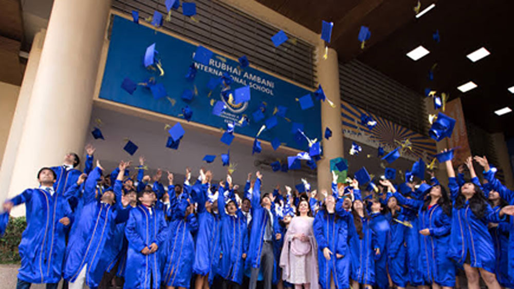 ধীরুভাই অম্বানী ইন্টারন্যাশনাল স্কুলের দায়িত্ব নিয়েই থেমে থাকেননি। আইপিএল  টিম, ব্যবসা এবং সংসার, একসঙ্গে সবটাই সুন্দর ভাবে সামলাচ্ছেন তিনি। নিজে বাবা-মার কাছ থেকে যে শিক্ষা পেয়ে বড় হয়েছেন, ছেলে মেয়েদের মধ্যেও সেই সংস্কার চারিয়ে দেওয়ার চেষ্টা করেছেন।