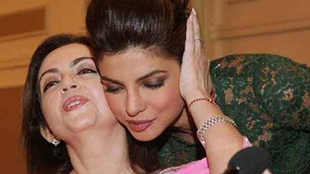 ছেলেমেয়েদেরও তিনি অনেকটা সে ভাবেই বড় করে তুলেছেন। অনেক চেষ্টার পর বিয়ের প্রায় সাত বছর পর মুকেশ-নীতার প্রথম সন্তানের জন্ম হয়। যমজ সন্তান হয়েছিল তাঁদের। ১৯৯১ সালে ঈশা এবং আকাশের জন্ম দেন নীতা।