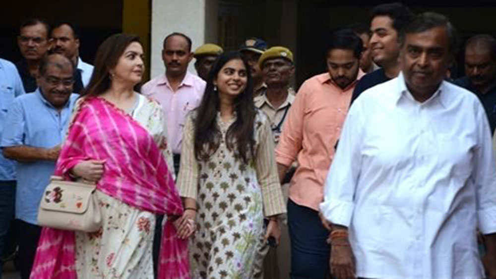 ঈশা এবং আকাশের জন্মের কয়েক বছর পর, ১৯৯৫ সালে অম্বানী পরিবারের ছোট ছেলে অনন্ত অম্বানীর জন্ম হয়।