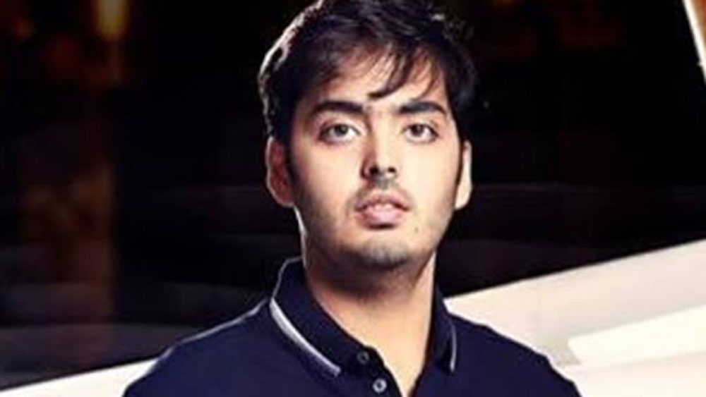 এই নিয়ে অনেক সময়ই সহপাঠীদের কাছে হাসির খোরাকও হতে হয়েছে তাঁদের। ক্যান্টিনে কিছু কেনার সময় পকেট থেকে ৫ টাকা বার করলেই পাশে দাঁড়িয়ে থাকা সহপাঠীরা হাসাহাসি করত সে সময়।