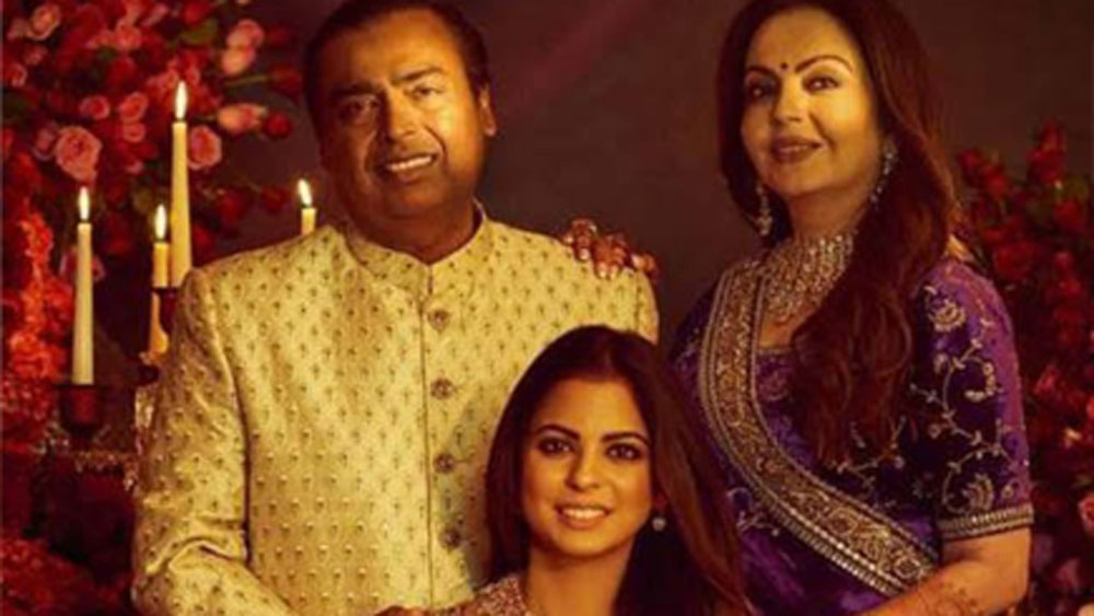 অম্বানীর ছেলেমেয়ে নাকি ভিখারির! এরকম কথাও নাকি শুনতে হয়েছে তাঁদের। একবার ছোট ছেলে অনন্ত নাকি বাড়ি ফিরে মায়ের থেকে ৫ টাকা পকেটমানি নিতে অস্বীকার করেছিলেন। বদলে ১০ টাকা পকেটমানি দাবি করেছিলেন, এক সাক্ষাৎকারে জানিয়েছেন নীতা অম্বানী।