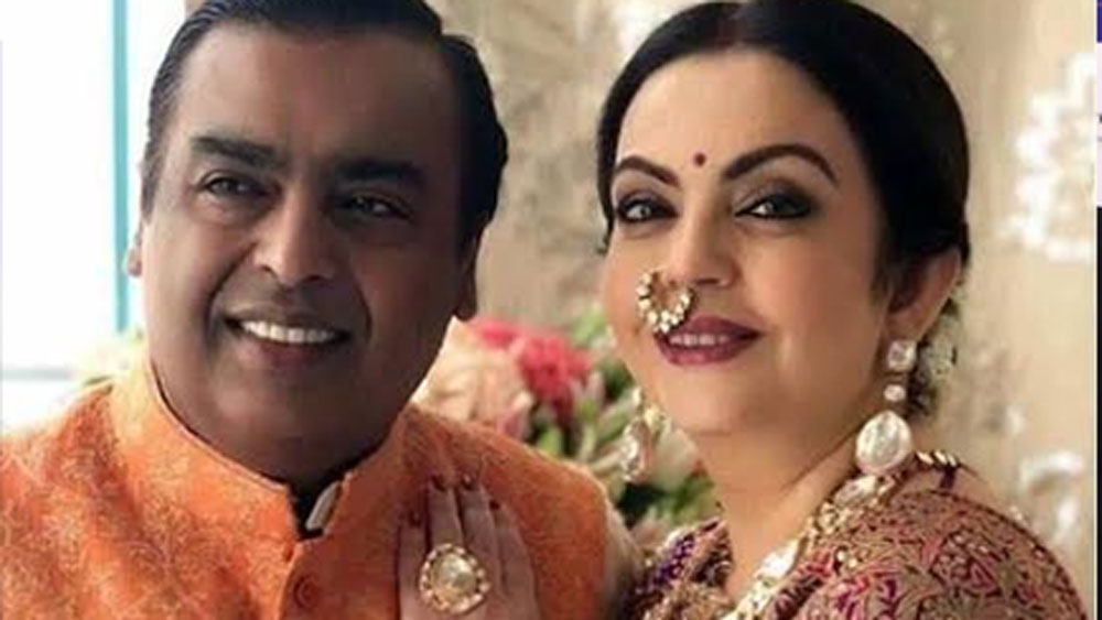 তবে এ সব নিয়ে কখনও মাথা ঘামাননি নীতা বা মুকেশ অম্বানী। বরং সবসময়ই অর্থের অপচয় না করার শিক্ষাই তাঁরা সন্তানদের দিয়েছেন।