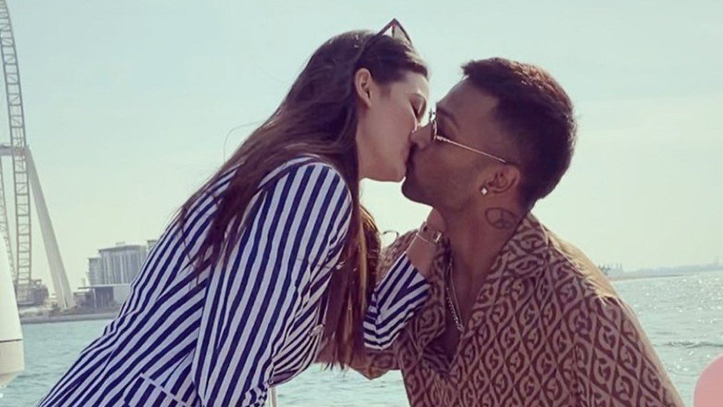 তবে বলিউডের সঙ্গে হার্দিকের এটাই প্রথম সম্পর্ক নয়। এর আগেও একাধিক বার হার্দিকের নাম জড়িয়েছে বলিউডের সুন্দরীদের সঙ্গে। কিন্তু ভারতীয় অলরাউন্ডারের সঙ্গে অভিনেত্রীদের সব সম্পর্কই ছিল ক্ষণস্থায়ী। বিগত সে সব সম্পর্কের টানাপড়েন পেরিয়ে হার্দিক পা রাখলেন বাগদান পর্বে।