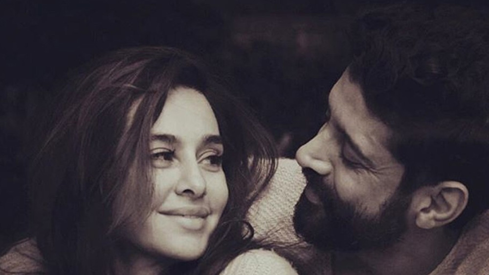 কিন্তু পরে জানা যায়, হার্দিক-শিবানী সম্পর্ক নিখাদ বন্ধুত্বের। শিবানী এখন ফারহান আখতারের বিশেষ বান্ধবী। ইন্ডাস্ট্রি তাঁদের বিয়ের অপেক্ষায়।