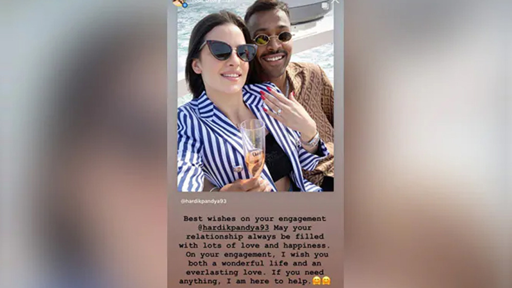 কৌতূহলীদের অবশ্য বেশিক্ষণ অপেক্ষায় রাখেননি উর্বশী। হার্দিক ও নাতাশার অন্তরঙ্গ ছবি ও এনগেজমেন্টের খবরের সেই পোস্টের নীচে উর্বশী তাঁর প্রতিক্রিয়া জানান। লেখেন, ‘‘তোমাদের দু’জনের সম্পর্ক আজীবন এমন আনন্দ ও ভালবাসায় ভরে থাকুক। সুন্দর জীবন ও অশেষ প্রেমের শুভেচ্ছা রইল দু’জনকেই।’’  (ছবি: ফেসবুক)