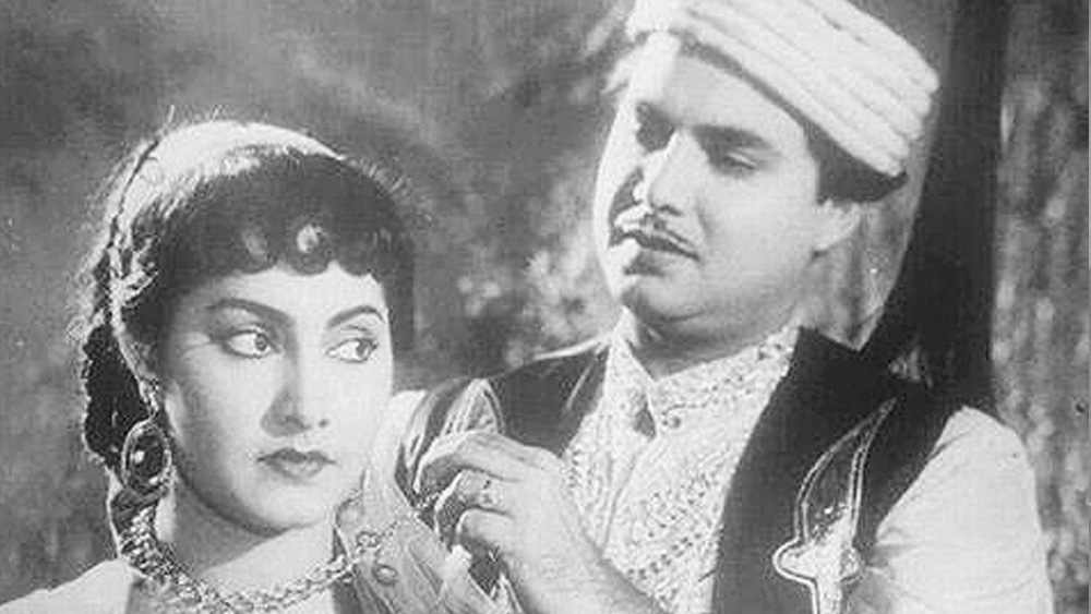 রূপ শোরের প্রযোজনা ও পরিচালনাতেই ১৯৪৯ সালে মুক্তি পায় ‘এক থি লড়কি’। লতার গাওয়া ট্রেন্ডসেটার ‘লারা লাপ্পা লারা লাপ্পা লায়ি রাখড়ি’ গানে লিপ দিয়ে মীনার নামই হয়ে যায় ‘লারা লাপ্পা গার্ল’। ছবিটি বলিউডে রূপের পায়ের তলায় জমি শক্ত করে। তিনি হয়ে যান বলিউডের প্রথম সারির কমেডি ছবি পরিচালক।