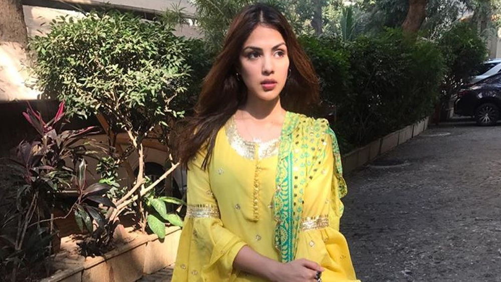 পরের বছরেই সুযোগ হিন্দি ছবিতে। অভিনয় করেন ‘মেরে ড্যাড কি মারুতি’ ছবিতে। গত আট বছরে রিয়া অভিনয় করেছেন আটটি ছবিতে। এর মধ্যে একটি তেলুগুতে। বাকিগুলি সবই হিন্দিভাষার ছবি।