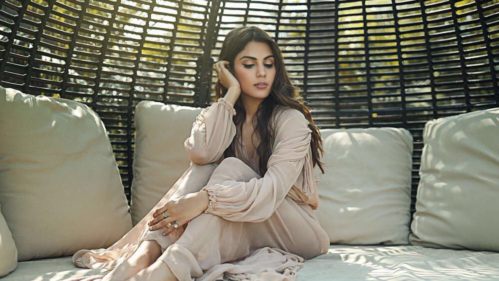 এর আগে মহেশ ভট্টের সঙ্গে রিয়ার সম্পর্ক আছে বলে গুঞ্জন শোনা গিয়েছিল। গত বছর মহেশের ৭০ তম জন্মদিনে আবেগঘন বার্তা সোশ্যাল মিডিয়ায় পোস্ট করেন রিয়া।