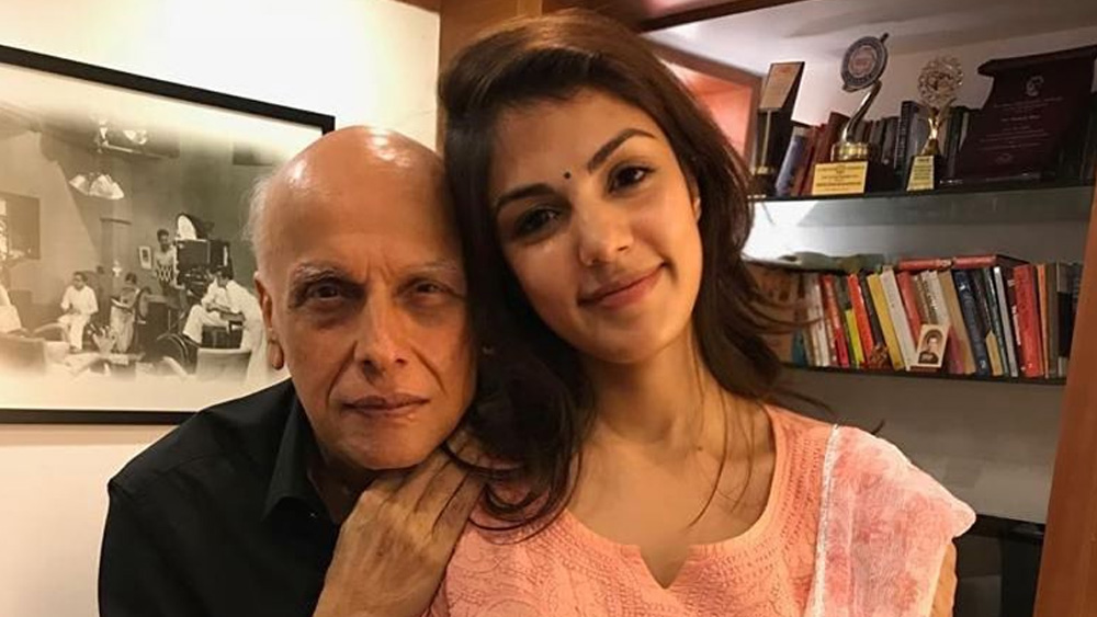 এই পোস্টের জেরে রিয়াকে যথেষ্ট সমালোচিত হতে হয়েছিল। পরে তিনি বলেন, মহেশ তাঁর শিক্ষক। তাঁর বাবার মতো। কিন্তু তাতেও বন্ধ হয়নি নিন্দার স্রোত।