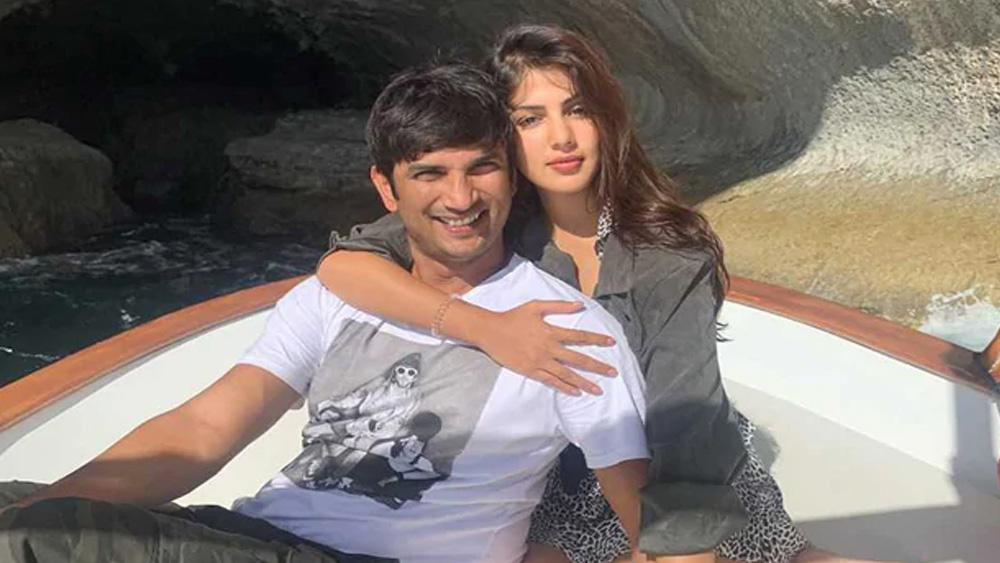 গত এক বছর ধরে সুশান্ত-রিয়া সম্পর্ক নিয়ে গুঞ্জন ভাসছিল ইন্ডাস্ট্রির বাতাসে। বিদেশে ছুটি কাটাতেও গিয়েও ধরা পড়েছিলেন ফটোশিকারিদের লেন্সে। তারপরেও সম্পর্ক নিয়ে মুখে কুলুপ এঁটেছিলেন। এ বার নীরবতার অবসানে সাড়ম্বরে স্বীকার করলেন প্রেমের কথা।