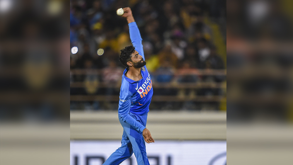 ভারতের একদিনের দলে রবীন্দ্র জাডেজা অপরিহার্য। কিন্তু টি-টোয়েন্টি ফরম্যাটে তা নন। যদিও দলে ভারসাম্য যোগ করতে তাঁর বিকল্প নেই। ব্যাটিংয়ে অনেক উন্নতি ঘটেছে তাঁর। বল হাতেও অস্ট্রেলিয়ার বিরুদ্ধে উইকেট নিয়েছেন মাঝের ওভারে। রানের গতিও আটকেছেন। আর ফিল্ডার হিসেবে তো তুলনাই হয় না।