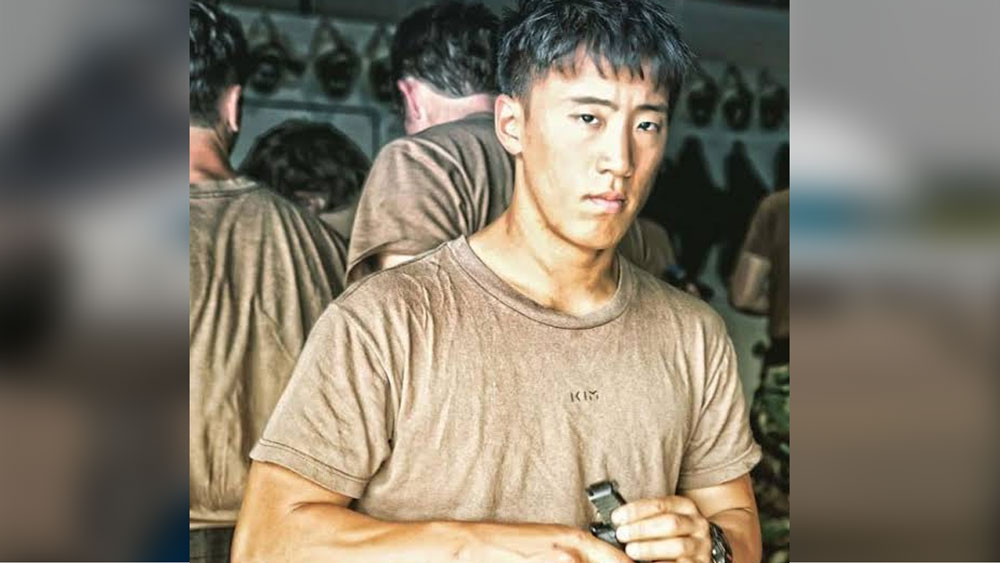 তার পরও যে চাকরি নিয়ে স্বস্তির জীবন কাটান তাও কিন্তু নয়। বেশির ভাগ মানুষই কাজ নিয়ে কখনও সন্তুষ্ট হতে পারেন না। কোরীয়-আমেরিকান এই তরুণ কিন্তু এই ব্যাপারে সত্যিই মহাকাশযানের গতিতে এগিয়ে চলেছেন।