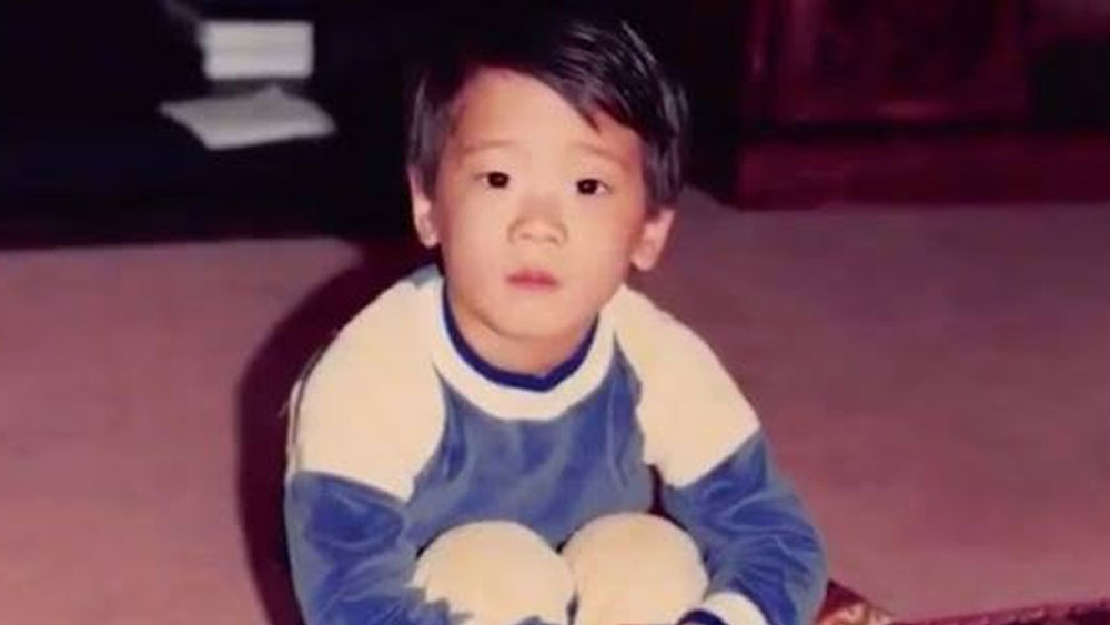 আমেরিকার লস অ্যাঞ্জেলসে তাঁর জন্ম। বাবা-মা কোরিয়ান। সন্তানকে একটা ভাল ভবিষ্যৎ দেওয়ার উদ্দেশেই কোরিয়া থেকে আমেরিকা চলে এসেছিলেন তাঁর বাবা-মা।