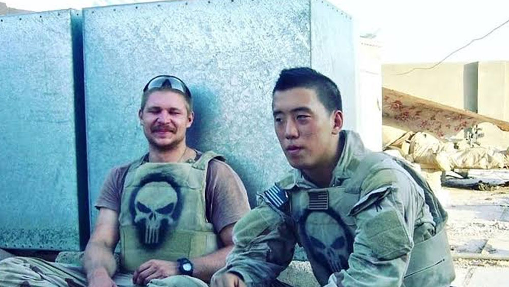 বাবা খুব বেশি পড়াশোনা করেননি। আমেরিকায় এসে বাবা একটা মদের দোকান খুলেছিলেন। আর তাঁর মা স্কুল শিক্ষিকার কাজ করতে শুরু করেন। ১৯৮৪ সালে জনি কিমের জন্ম হয় লস অ্যাঞ্জেলসে। স্কুল পাশ করার পর, ২০১২ সালে জনি ইউনিভার্সিটি অব সান দিয়েগো থেকে অঙ্কে স্নাতক হন।