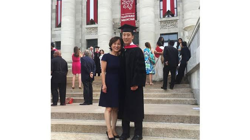 ডাক্তারি পেশায় আসার আগেই অবশ্য জনি কিম ২০০২ সালে মাত্র ১৮ বছর বয়সে মার্কিন নৌসেনাবাহিনীতে যোগ দিয়েছিলেন। নেভিতে যোগ দেওয়ার পর তিনি সিলভার স্টার, ব্রোঞ্জ স্টার, নেভি অ্যান্ড মেরিন কর্পস কমেন্ডেশন মেডেল পান। নেভিতে লেফটেন্যান্ট-এর পদমর্যাদা পেয়েছিলেন তিনি।