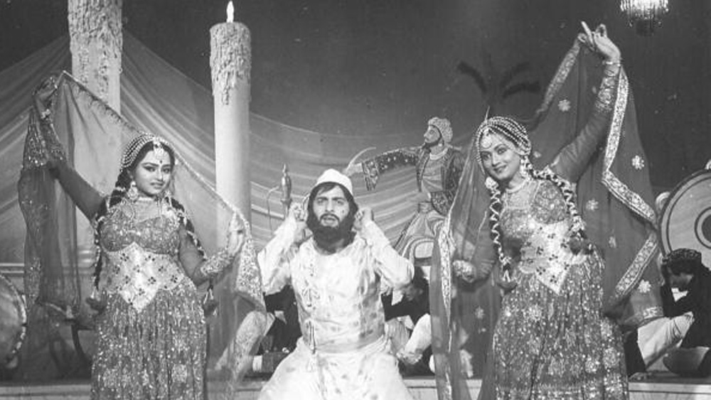 ছবিতে অভিনয় ছেড়ে দেওয়ার পরে কাজল কিরণ কার্যত স্বেচ্ছা নির্বাসনে চলে যান। সংবাদ মাধ্যম থেকেও হারিয়ে যায় তাঁর নাম। কাকে বিয়ে করলেন অতীতের জনপ্রিয় এই নায়িকা? জানা যায় না সেটাও।