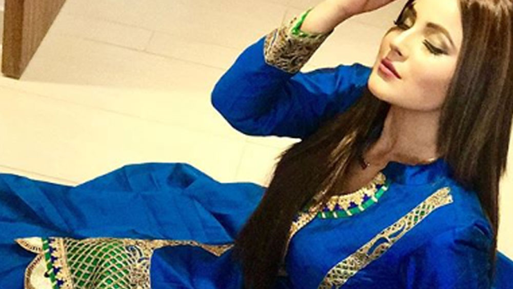 ২৬ বছরের তরুণী শাহনাজকে দেখার জন্য এবং তাঁর দুষ্টু-মিষ্টি কথা শোনার জন্য টিভির সামনে বসে থাকেন তাঁর ভক্তেরা।