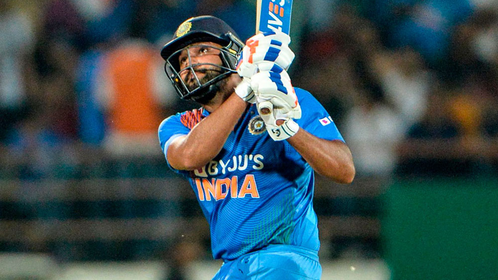 রোহিত শর্মা— অস্ট্রেলিয়ার বিরুদ্ধে তৃতীয় ওয়ানডে ম্যাচে সেঞ্চুরি হাঁকিয়েছিলেন ‘হিটম্যান’। অজিদের বিরুদ্ধে প্রথম দুটো ওয়ানডে ম্যাচে সফল না হলেও সিরিজ নির্ণায়ক ম্যাচে দুরন্ত শতরান করে ছন্দে ফেরেন তিনি। সেই ছন্দ নিয়ে কিউয়িদের বিরুদ্ধে ব্যাট করতে নামবেন রোহিত। তাঁর দিকেই নজর ক্রিকেটপ্রেমীদের।