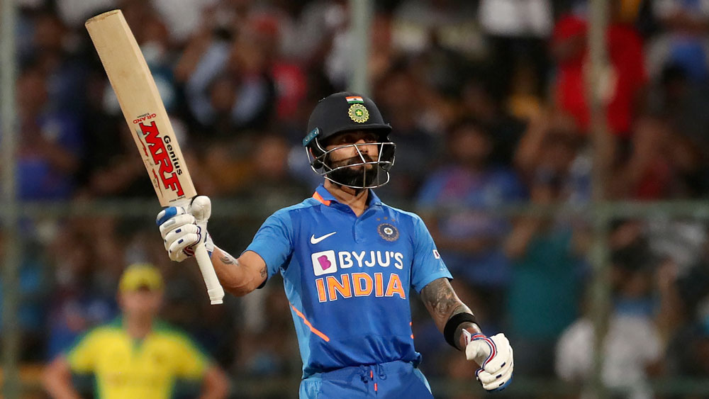 বিরাট কোহালি — ওয়াংখেড়েতে অস্ট্রেলিয়ার বিরুদ্ধে প্রথম ওয়ানডে ম্যাচে পছন্দের তিন নম্বর জায়গায় ব্যাট করতে নামেননি বিরাট কোহালি। তা নিয়ে কম সমালোচনা হয়নি। রাজকোটের দ্বিতীয় ওয়ানডে-তে তিন নম্বরে নেমে ৭৬ বলে ৭৮ রানের ইনিংস খেলেন কোহালি। বেঙ্গালুরুর তৃতীয় ম্যাচে করেন ৮৯ রান। ভারত অধিনায়ককে কিউয়ি বোলাররা কীভাবে সামলান, সেটাই এখন দেখার।