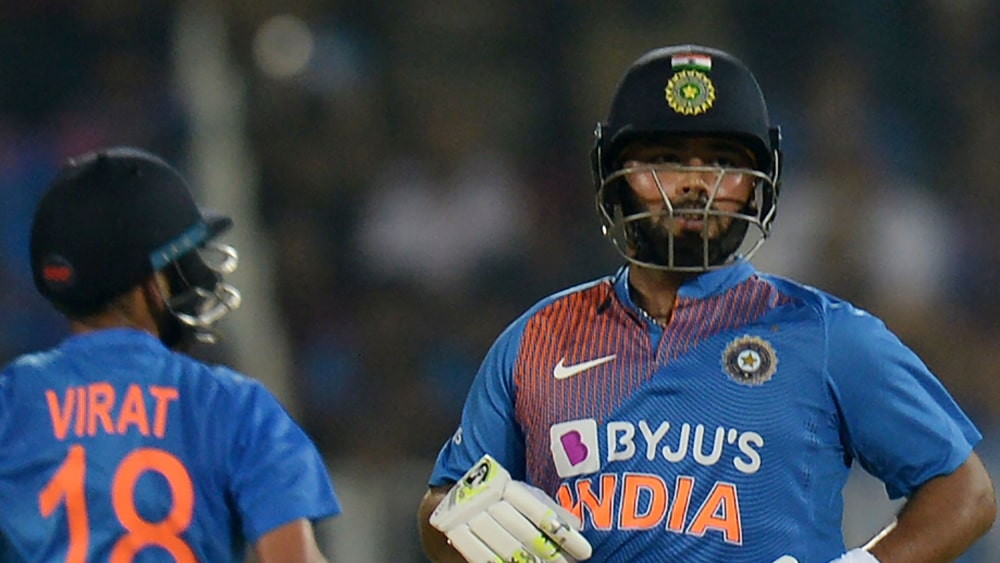 ঋষভ পন্থ — একের পর এক সিরিজ যাচ্ছে পন্থ সাফল্যের মুখ দেখছেন না। ব্যর্থ হয়েই থেকে যাচ্ছেন। অস্ট্রেলিয়ার বিরুদ্ধে প্যাট কামিন্সের বল তাঁর মাথায় এসে আঘাত করে। তার পরে আর খেলতে পারেননি পন্থ। উইকেটের পিছনে দাঁড়ান লোকেশ রাহুল। নিউজিল্যান্ডের বিরুদ্ধে নতুন সফরে পন্থের দিকেই নজর থাকবে সবার।