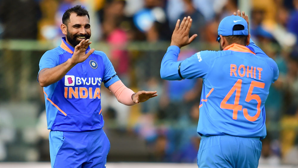 মহম্মদ শামি— ঘরের মাঠে আগুন জ্বালিয়েছেন। নিউজিল্যান্ডের সিম বোলিং সহায়ক পিচে শামি যে ব্যাটসম্যানদের বেগ দেবেন তা বলাই বাহুল্য।