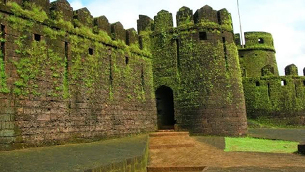 ৬৬ নম্বর জাতীয় সড়ক থেকে মাত্র পাঁচশো মিটার দূরে কর্নাটকের উত্তর কন্নড় জেলায় তিনি মিরজান দুর্গ নির্মাণ করেছিলেন। সেই দুর্গ আজও পর্যটকদের কাছে আকর্ষণের কেন্দ্র। এই দুর্গে তিনি জীবনের অনেকটা সময় কাটিয়েও ছিলেন।