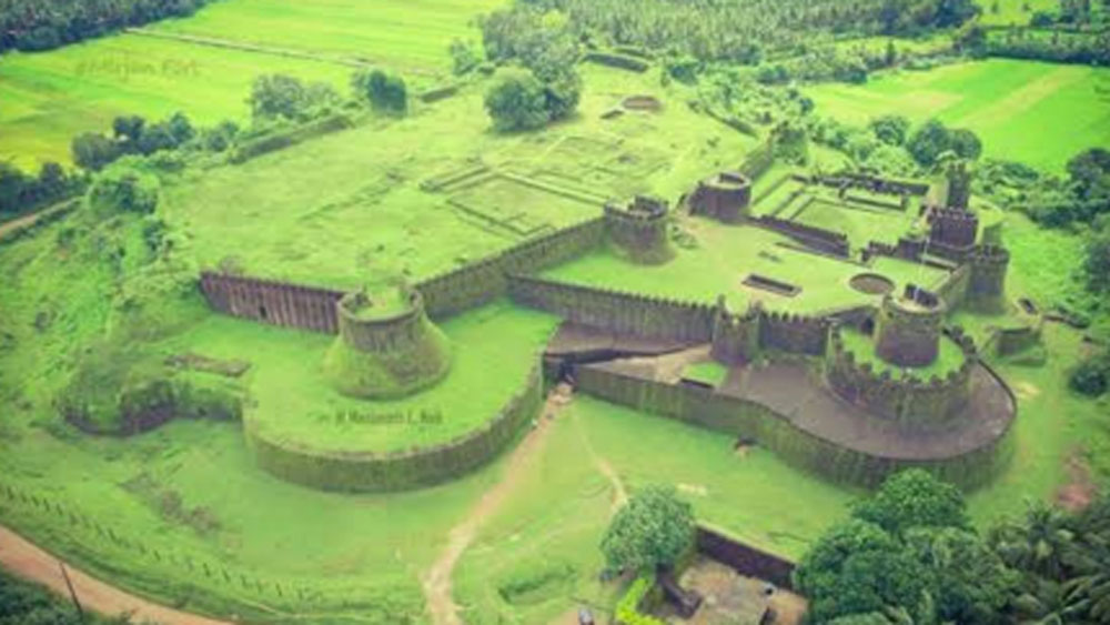 তাঁর পার্শ্ববর্তী কেলাড়ি এবং বিলগি রাজারা বহুদিন থেকেই চেষ্টা করে যাচ্ছিলেন এই গেরুসোপ্পার দখল নেওয়ার। অবশেষে দুই রাজা মিলিত ভাবে ১৬০৬ সালে রানি চেন্নাভইরাদেবীকে পরাজিত করেন।