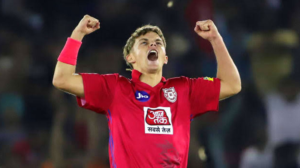 প্রথম আইপিএল খেলতে নেমেই নজর কেড়েছেন, এমন তালিকায় ইংল্যান্ডের স্যাম কুরানের নামটা বেশ উপরে দিকে থাকবে। বয়স মাত্র ২১। তবে ব্যাটে-বলে, দুই ক্ষেত্রেই নিজের প্রতিভার ছোঁয়ায় গত আইপিএল মাত করেছিলেন স্যাম।