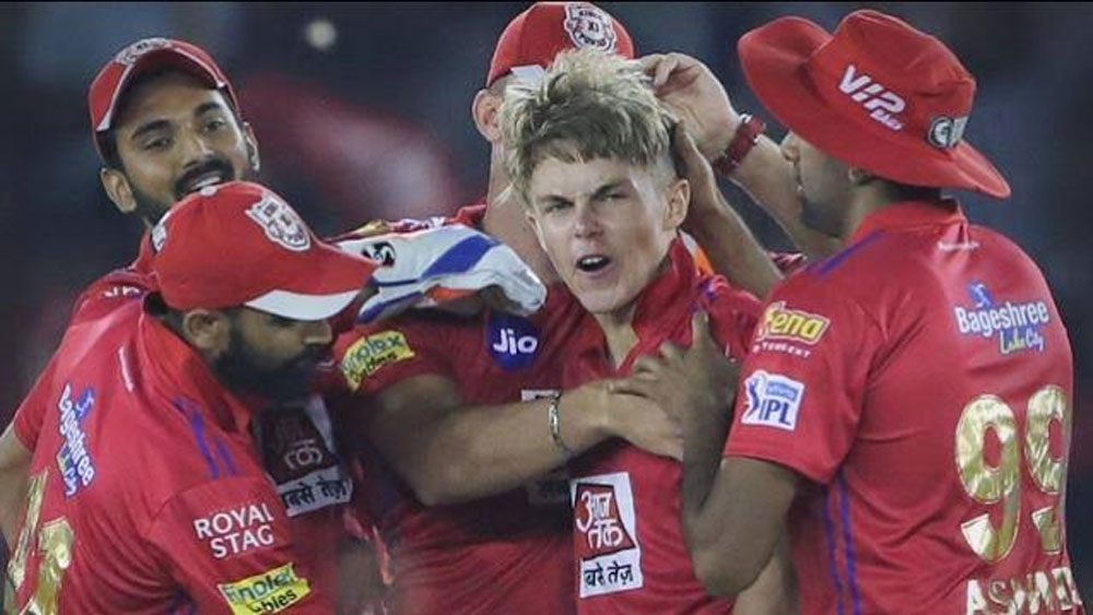 নিজে ইংল্যান্ডের হয়ে খেললেও স্যাম কুরানের বাবা কেভিন ম্যালকম কুরান ক্রিকেট খেলেছেন জিম্বাবোয়ের হয়ে। গত আইপিএলে সবচেয়ে কম বয়সের বোলার হিসাবে হ্যাটট্রিকও করেন স্যাম। সে সময় স্যাম ছিলেন কিংস ইলেভেন পঞ্জাবের।