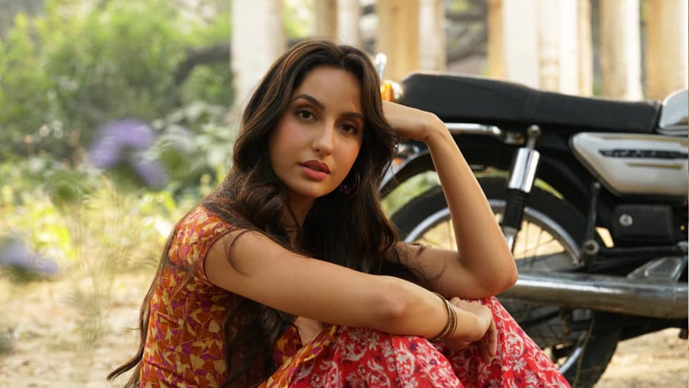 নোরার বাবা মা আদতে মরক্কোর মানুষ। তবে তাঁরা দীর্ঘদিন কানাডায় বাস করছেন। সে দেশের কুইবেক প্রদেশে নোরার জন্ম ১৯৯২ সালের ৬ ফেব্রুয়ারি। তাঁর মা ভারতীয় বংশোদ্ভূত। ফলে ভারতীয়-আরবি-কানাডিয়ান সংস্কৃতির মিশেলে নোরা এবং তাঁর ভাই ওমরের বড় হয়ে ওঠা।