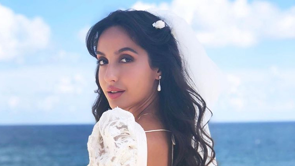 সলমন খানের অন্ধ ভক্ত নোরা। তাঁর টানেই তিনি প্রতিযোগী হিসেবে যোগ দিয়েছিলেন ‘বিগ বস’-এ। পাশাপাশি, নোরার অনুরাগীর সংখ্যাও দিন দিন বাড়ছে। সোশ্যাল মিডিয়াতেও তিনি জনপ্রিয়তার তুঙ্গে।