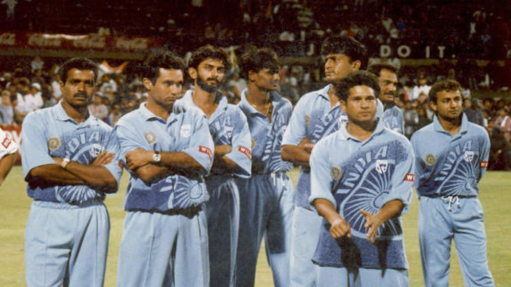 ১৯৬৮ সালে এক কর্নাটকী-কোঙ্কনি পরিবারে জন্ম আঙ্কোলার। কুড়ি বছর বয়সে প্রথম শ্রেণির ক্রিকেটে আত্মপ্রকাশ। ১৯৮৮-৮৯ মরসুমে গুজরাতের বিরুদ্ধে ৪৩ রান এবং হ্যাটট্রিক-সহ এক ইনিংসে ৬ উইকেট নিয়ে তিনি নির্বাচকদের নজর কাড়েন। ওই মরসুমে লাগাতার ভাল পারফরম্যান্সের সুবাদে জাতীয় দলের দরজা তাঁর সামনে খুলে যায়। ডানহাতি ফাস্ট বোলার হিসেবে তিনি যোগ দেন ভারতীয় দলে।