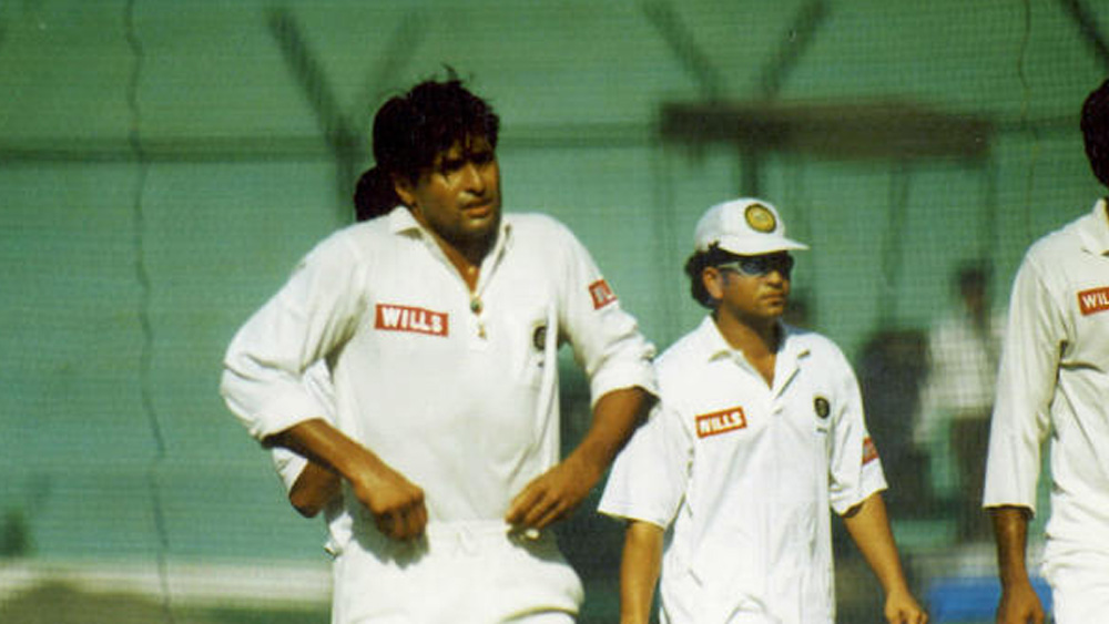 ১৯৯৬ সালে বিশ্বকাপ দলে সুযোগ পেয়েছিলেন আঙ্কোলা। খেলেছিলেন একটিমাত্র ম্যাচে। বিনা উইকেটে পাঁচ ওভারে আটাশ রান দিয়েছিলেন। বিশ্বকাপের পরেই দল থেকে বাদ পড়েন আঙ্কোলা, বিনোদ কাম্বলি ও মনোজ প্রভাকর। আঙ্কোলার পরিবর্তে দলে জায়গা পান প্রশান্ত বৈদ্য।