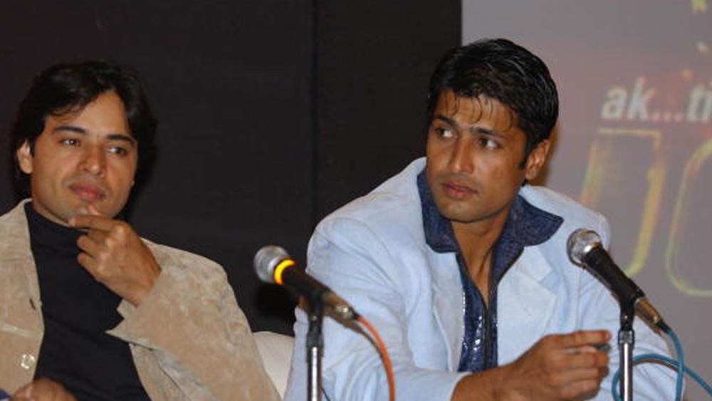 সুযোগ না পেয়ে হতাশ আঙ্কোলা ক্রিকেট থেকে অবসর নিয়ে নেন। নতুন ইনিংস শুরু করেন অভিনয়ে। ২০০০ সালে মুক্তি পায় তাঁর প্রথম ছবি ‘কুরুক্ষেত্র’। সে বছরই তিনি অভিনয় করেন ‘পিতা’ ছবিতেও। তাঁর অভিনেতা-জীবনের এখনও অবধি উল্লেখযোগ্য ছবি হল ‘চুরা লিয়া হ্যায় তুম নে’। ২০০৩ সালে মুক্তি পাওয়া এই ছবিতে আঙ্কোলা অভিনয় করেছিলেন এষা দেওল এবং জায়েদ খানের সঙ্গে।