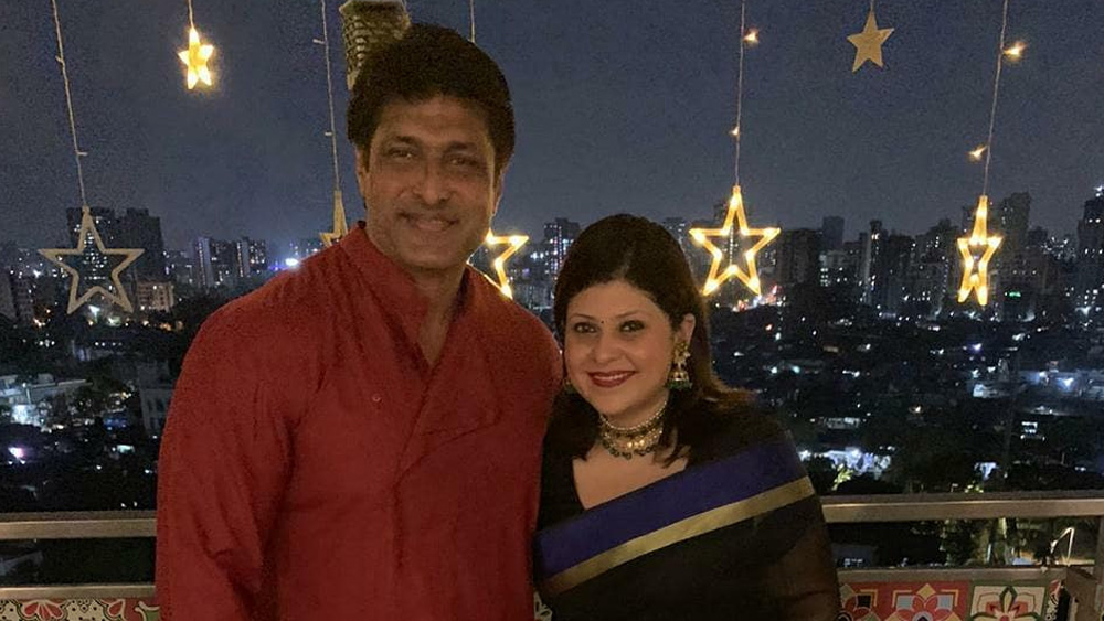 ঘটনাচক্রে ২০১৩ সালের নভেম্বরেই দ্বিতীয় বিয়ে করেন সলিল আঙ্কোলা। দ্বিতীয় স্ত্রী রিয়া চক্রবর্তীর সঙ্গে তাঁর আলাপ হয়েছিল ফেসবুকে। সেখান থেকেই প্রেম এবং বিয়ে। পেশায় চিকিৎসক রিয়ারও এটি দ্বিতীয় বিয়ে ছিল। তাঁর প্রথম পক্ষের মেয়ে ঋষিকা এবং সলিল-পরিণীতার ছেলে কর্ণ ও মেয়ে সানাও সলিল আঙ্কোলা ও রিয়ার পরিবারেরই অংশ।