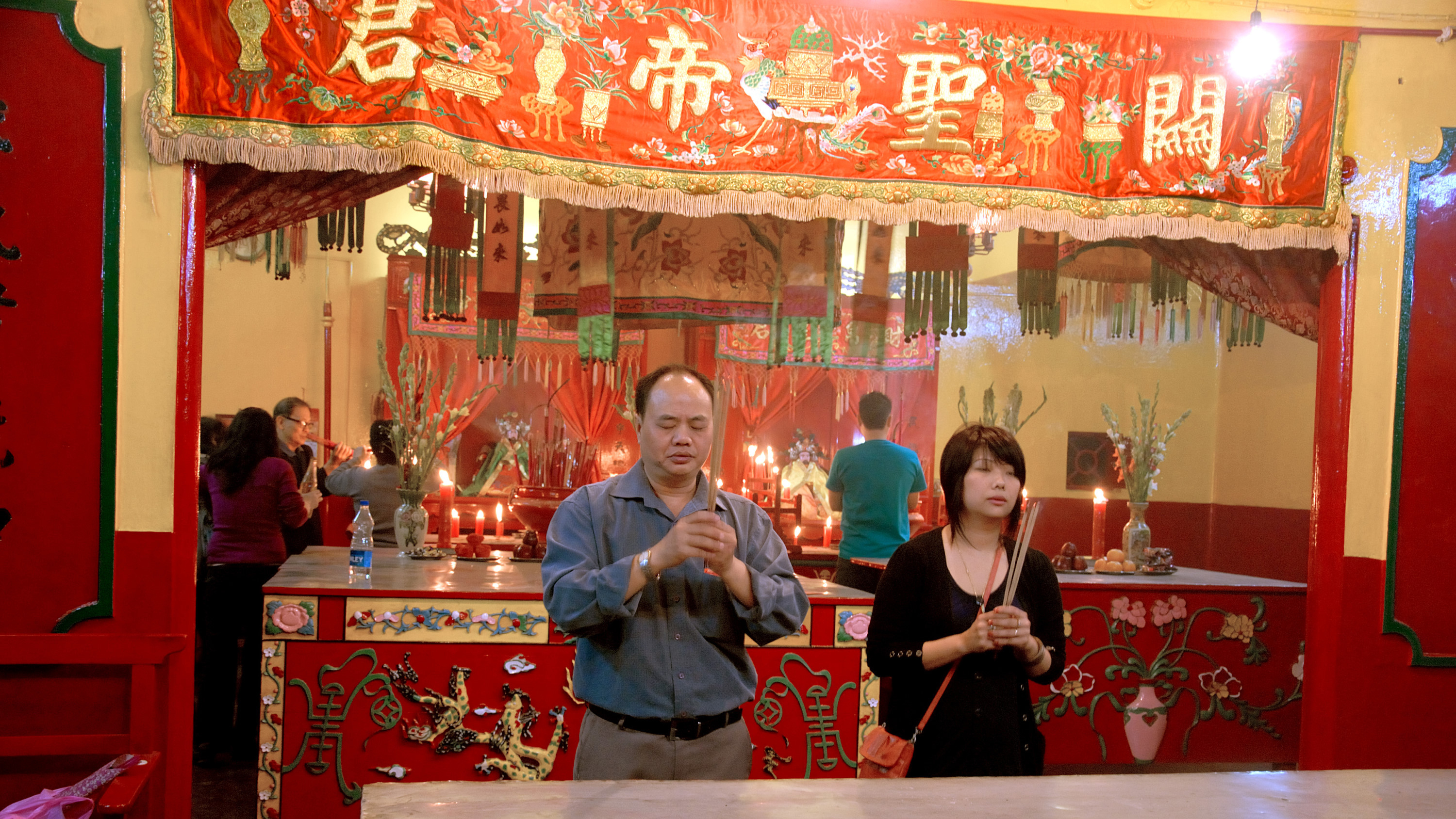 আমরা যেমনভাবে নববর্ষ পালন করে থাকি ঠিক সে ভাবেই চিনারাও তাঁদের নববর্ষ পালন করে থাকেন। নতুন জামাকাপড় পরে চার্চে যান, মোমবাতি জ্বালান।ঘরে তৈরি চিনা খাবার এবং বাঁশপাতায় জড়ানো চং, স্ট্রিট আর্ট, গান, ক্যালিগ্রাফি, হস্তশিল্প দিয়ে সাজিয়ে তোলেন। নববর্ষের ঠিক আগের রাত থেকেই প্রস্তুতি চলে। টেরেটি বাজারে মঞ্চ করে নানান অনুষ্ঠানের আয়োজন করা হয়।