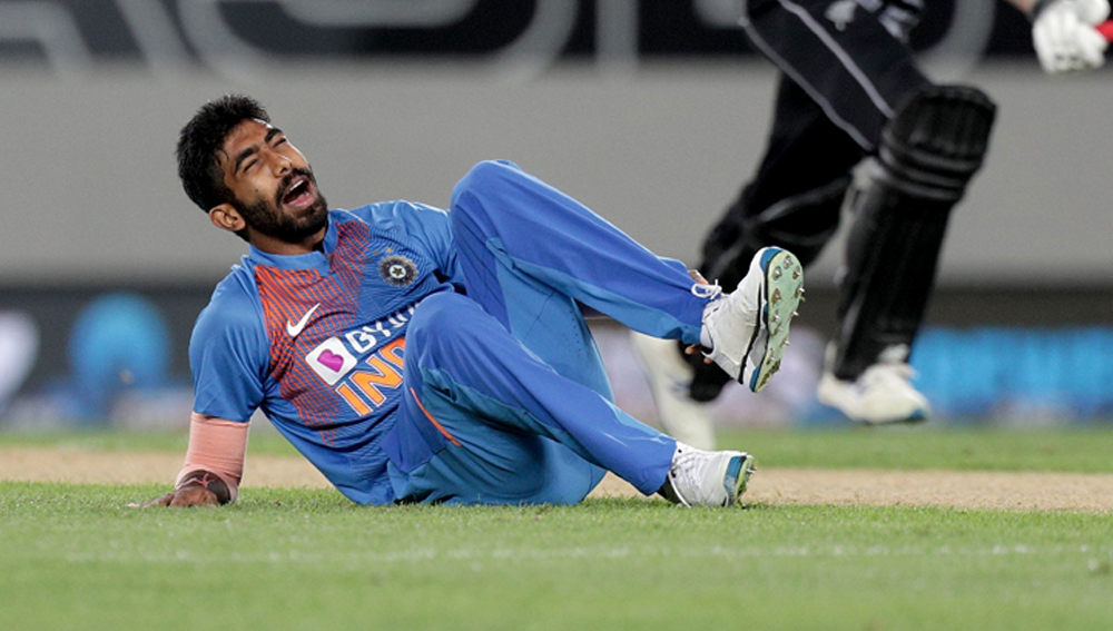 যেমন জশপ্রীত বুমরার চোট। নিউজিল্যান্ডের ইনিংসের শেষ ওভারের দ্বিতীয় বলে ডেলিভারির পর ফলো থ্রু-তে বাঁ পা মচকে গিয়েছিল তাঁর। রিপ্লেতে দেখা যায় যে বেকায়দায় পড়ে গিয়েছিল তাঁর পা। যন্ত্রণায় পিচের একপাশে বসে পড়েন তিনি।