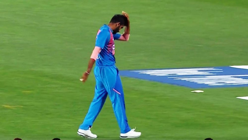 সেই সময় ভারতীয় ক্রিকেটারদের শরীরী ভাষাই বলে দিচ্ছিল যে, দলের কাছে বুমরার গুরুত্ব কতটা। প্রত্যেকে উদ্বিগ্ন ভাবে চলে আসেন তাঁর কাছে। ড্রেসিংরুম থেকে আসেন ফিজিয়ো। শুরু হয় পরিচর্যা। খানিক ক্ষণ পরই অবশ্য উঠে দাঁড়ান তিনি। ওভারের বাকি চার বল করেও দেন। তবে তা সাময়িক স্বস্তি দিলেও চিন্তা কমছে না।