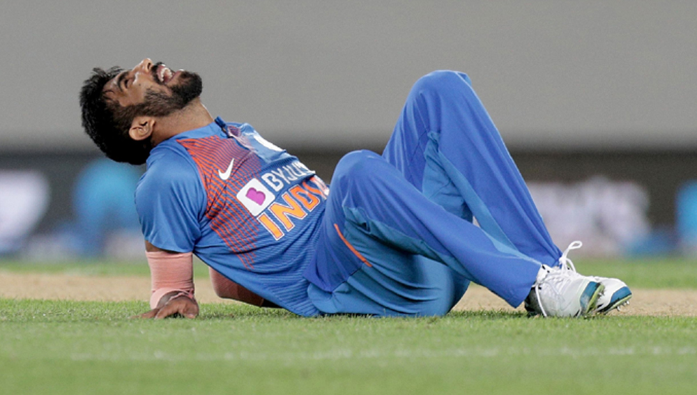 পরে স্ক্যান হয় বুমরার। ভারতীয় দল আশঙ্কায় রয়েছে তাঁর কোনও ‘হেয়ারলাইন ফ্র্যাকচার’ হবে না তো! সদ্য চোট সারিয়ে আন্তর্জাতিক ক্রিকেটে ফিরেছেন তিনি। ডেথ বোলিংয়ে তাঁকেই এখন বিশ্বের সেরা বলে চিহ্নিত করছে ক্রিকেটবিশ্ব।