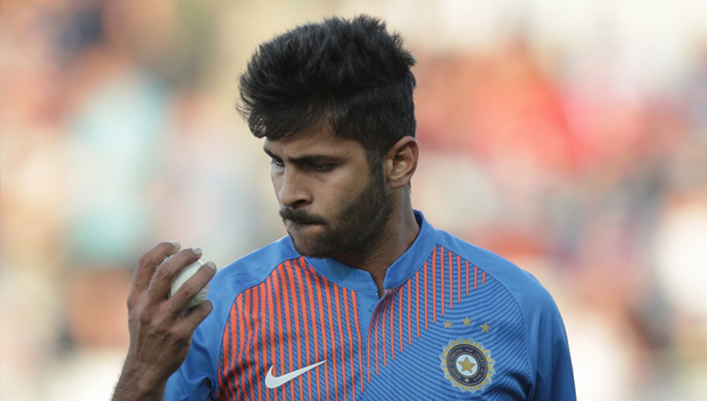 পরে আবার এক ওভারের জন্য আসেন শার্দুল। তাতে এক উইকেট নিলেও দেন ১৪ রান! শেষ পর্যন্ত তিন ওভারে দেন ৪৪ রান। নেন এক উইকেট। তাঁর ইকনমি রেট ১৪.৬৬। যা অবশ্যই উদ্বেগের। এর আগে ঘরের মাঠে শ্রীলঙ্কার বিরুদ্ধে দুই টি-টোয়েন্টিতে তিনি কিন্তু নিয়েছিলেন পাঁচ উইকেট। রান খরচও করেননি তেমন।