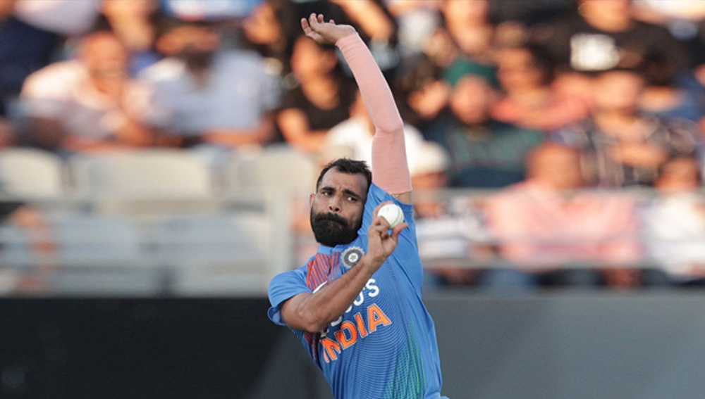 শামির দশাও শুক্রবার শার্দুলের মতোই ছিল। প্রথম স্পেলে দুই ওভারে শামি দিয়েছিলেন ২২ রান। পরের দুই ওভারে দেন আরও ৩১ রান। শামির চার ওভারে ওঠে ৫৩ রান। ইকনমি রেট ১৩.২৫। এবং তিনি কোনও উইকেটও নেননি। বুমরা যদি খেলতে না পারেন রবিবার, তবে শামিকেই কিন্তু বাড়তি দায়িত্ব নিতে হবে।