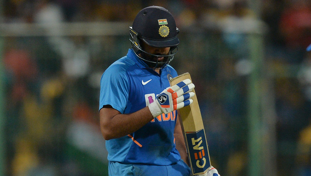 টি-টোয়েন্টিতে হালফিল তেমন ধারাবাহিকতা দেখাতে পারছেন না রোহিত শর্মা। এই ফরম্যাটে শুক্রবারের ধরে তাঁর শেষ চার ইনিংসের রান এমন—৭, ৭১, ১৫, ৮। ফেলে আসা বছর দারুণ কেটেছিল হিটম্যানের। নতুন বছরে অস্ট্রেলিয়ার বিরুদ্ধে বেঙ্গালুরুতে একদিনের ক্রিকেটে সেঞ্চুরিও করেছেন। কিন্তু কুড়ি ওভারের ক্রিকেটেও তাঁকে মেজাজে চাইছে দল।
