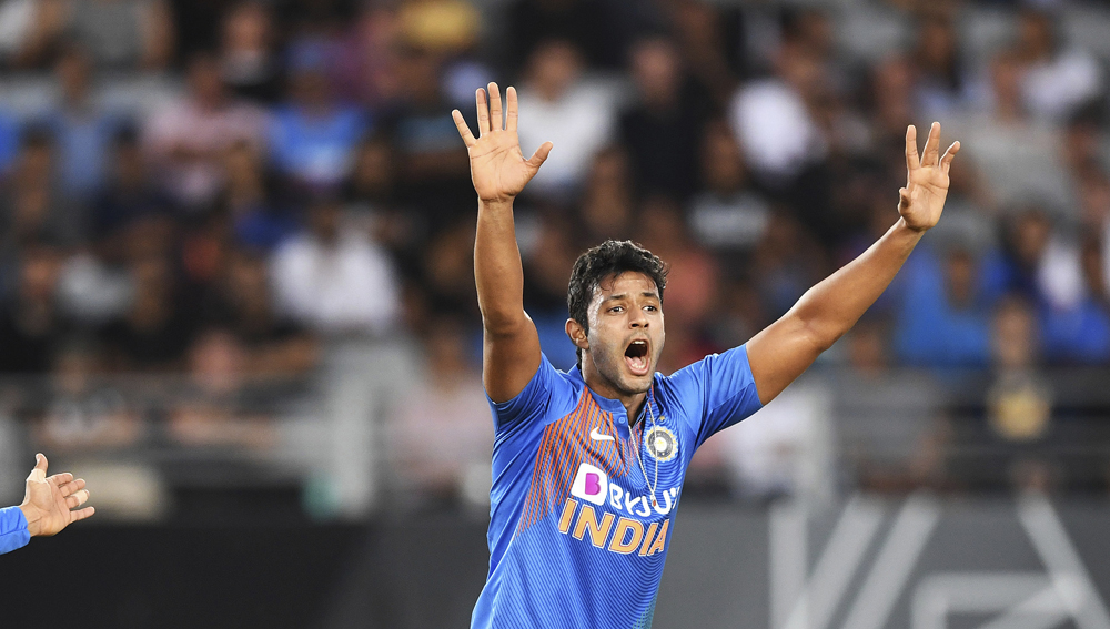 শিবম দুবে শুক্রবার নায়ক হয়ে ওঠার সেরা সুযোগ পেয়েছিলেন। কিন্তু তিনি তা কাজে লাগাতে পারেননি। পাঁচ নম্বরে নেমে নয় বলে ১৩ রান করে ফেরেন। একটা ছয় ও একটা চার মারলেও লম্বা ইনিংস খেলার মঞ্চ হেলায় নষ্ট করেছেন তিনি। এমন সুযোগ কিন্তু রোজ পাবেন না। শিবম অবশ্য বল হাতে তিন ওভারে ২৪ রানে নেন এক উইকেট।