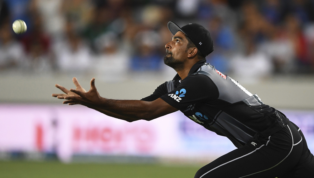 শুক্রবার বিরাট কোহালি ও লোকেশ রাহুলের মধ্যে রান নেওয়ার সময় বোঝাপড়ার অভাব স্পষ্ট ফুটে উঠেছে। নিউজিল্যান্ড ফিল্ডারদের ব্যর্থতায় যদিও একই ডেলিভারিতে পর পর দু’বার রান আউটের সুযোগ নষ্ট হয়। এ দিকে সজাগ থাকতে হবে ভারতীয়দের। কোহালির ক্যাচও কিন্তু পড়েছে। যা ধরলে ম্যাচের চেহারা পাল্টে যেতেও পারত।