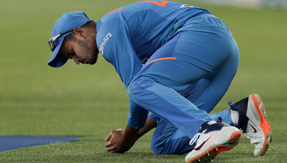 হাতে আসা ক্যাচ হয়ত পড়েনি, তবু ভারতীয় ফিল্ডিংও যে নিখুঁত হয়েছে, এমন কিন্তু নয়। বল গলেছে, ওভারথ্রো হয়েছে। একবার তো বাউন্ডারি লাইন থেকে এগিয়ে আসার জন্য যুজবেন্দ্র চহালের মাথার উপর দিয়ে চলেও গিয়েছে ক্যাচ। নিউজিল্যান্ডের মাঠের কোণগুলোর সঙ্গে দ্রুত পরিচিত হওয়াও জরুরি ভারতীয় ফিল্ডারদের।