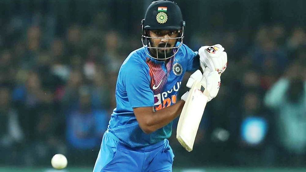 লোকেশ রাহুল— দ্বৈত ভূমিকা পালন করছেন লোকেশ রাহুল। কিপিং করছেন। তার পরে ব্যাট হাতে ওপেন করতে নামছেন। তিনি নিজে বলছেন, উইকেটের পিছনে দাঁড়ালে পিচ সম্পর্কে গুরুত্বপূর্ণ পরামর্শ তিনি দিতে পারবেন অধিনায়ক, বোলারদের। পিচের চরিত্র আগে জেনে যাওয়ায় ব্যাট করতে নেমে সুবিধা হচ্ছে বলেও জানিয়েছেন তিনি। এই মুহূর্তে দারুণ ছন্দে রয়েছেন রাহুল। একটা সময়ে কে এল রাহুল দীর্ঘদিন খেলার সুযোগ পাননি। হতাশা চলে এসেছিল তাঁর মধ্যে। কিন্তু ঘরোয়া ক্রিকেটে রান করে ছন্দ পেয়েছে। বদলেছে মানসিকতাও। অস্ট্রেলিয়ার পরে নিউজ়িল্যান্ডের বিরুদ্ধেও সুযোগ আসতেই তার সদ্ব্যবহার করছে ও। টপ অর্ডারকে নির্ভরতা দিচ্ছে রাহুলের ব্যাট।