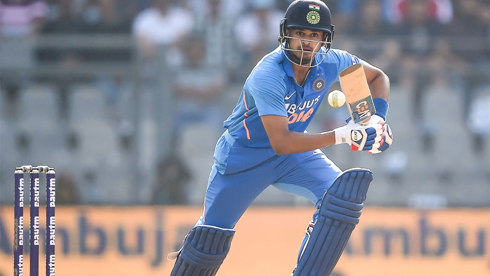 শ্রেয়স আইয়ার — নিজেকে ব্যাটিং অর্ডারে প্রতিষ্ঠা করেছেন শ্রেয়াস আইয়ার। প্রথম টি টোয়েন্টিতে কোহালি ও লোকেশ রাহুল ফিরে যাওয়ার পরেও ভারত-ভক্তদের মনে প্রশ্ন ঘোরাফেরা করছিল, পারবে কি ভারত ম্যাচ বের করতে? এ রকম পরিস্থিতিতে শ্রেয়স আইয়ার ২৯ বলে ৫৮ রান করে জ্বলে ওঠেন। অনিল কুম্বলের মতো প্রাক্তন তারকাও বলেছেন, চার নম্বর পজিশনের জন্য যোগ্য ব্যাটসম্যান আইয়ার। চার নম্বরের জন্য নিজেকে প্রমাণ করছেন তিনি।