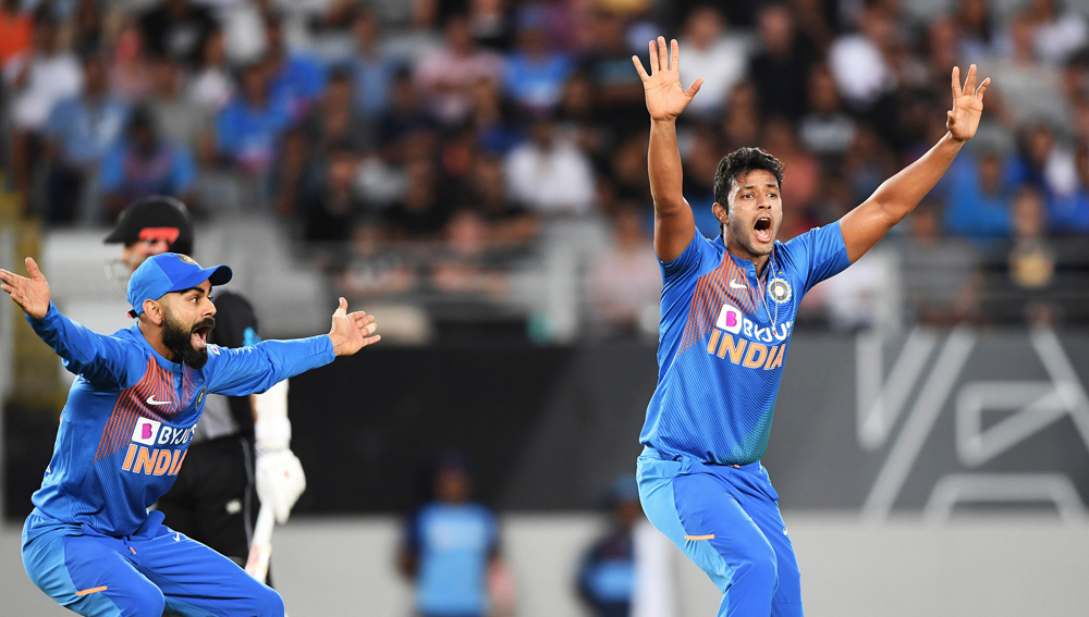 শিবম দুবে — দ্রুত রান তুলতে পারেন। বাঁ হাতি শিবম দুবেকে ব্যাট করতে দেখলে ক্রিকেটপ্রেমীদের মনে পড়ে যায় যুবরাজ সিংহের কথা। প্রথম টি টোয়েন্টি ম্যাচে অবশ্য ভয়ঙ্কর হয়ে ওঠার আগেই ফিরে যেতে হয় দুবেকে। তাঁর অভিজ্ঞতা কম। কঠিন পরিস্থিতির মোকাবিলা যত করবেন, ততই অভিজ্ঞ হয়ে উঠবেন তিনি। বল হাতেও প্রথম টি টোয়েন্টিতে দুবে নেন গাপ্টিলের উইকেট। তাঁর কাছ থেকে বল ও ব্যাট হাতে পারফরম্যান্স চাইছে দল। এই বছরেই রয়েছে টি টোয়েন্টি বিশ্বকাপ। তার আগে দুবেকে প্রমাণ করতে হবে।