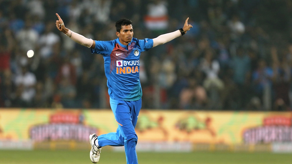 নবদীপ সাইনি — শার্দুল ঠাকুরের জায়গায় কোহালি দ্বিতীয় টি২০-তে দেখে নিতে পারেন নবদীপ সাইনিকে। দুরন্ত গতিতে বল করতে পারেন। প্রাক্তন ক্রিকেটাররা তাঁর উচ্ছ্বসিত প্রশংসা করেছেন। প্রথম ম্যাচে শার্দুল খুবই খারাপ বল করায় দ্বিতীয় টি টোয়েন্টিতে কিউয়িদের ঘরের মাঠে আগুনে বোলিং করতে দেখা যেতে পারে সাইনিকে।